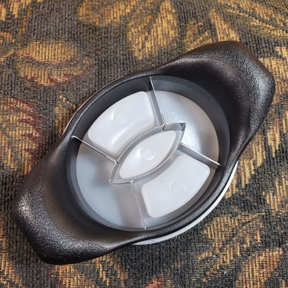 Retired Pampered Chef Mango Wedger Slicer Cutter W/ Blade Cover